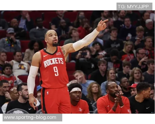 狄龙半场表现抢眼得分上双但犯规频繁状态堪忧 狄龙半场表现抢眼得分上双但犯规频繁状态堪忧