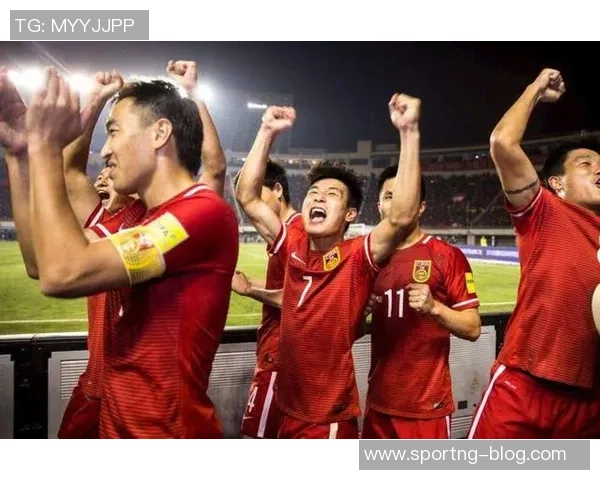 最后时刻U22国足角球争议鲍世蒙拔角旗杆遭黄牌处罚后幽默插回